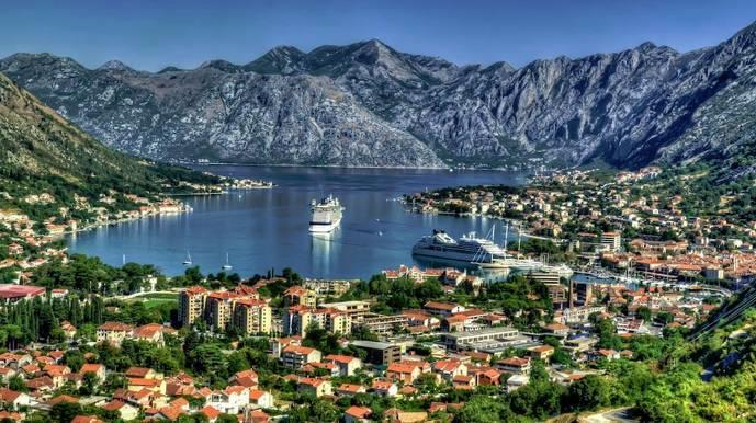 KOTOR (UNESCO) rozkládá se v malebné poloze na samém konci Boky Kotorské, na úpatí horského masivu Lovćen jedno z nejlépe zachovaných středověkých měst v jihovýchodní