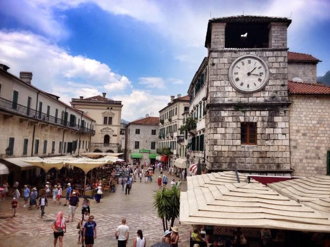 KOTOR (UNESCO) město je tvořeno charakteristickou středověkou urbanistickou sítí úzkých uliček a