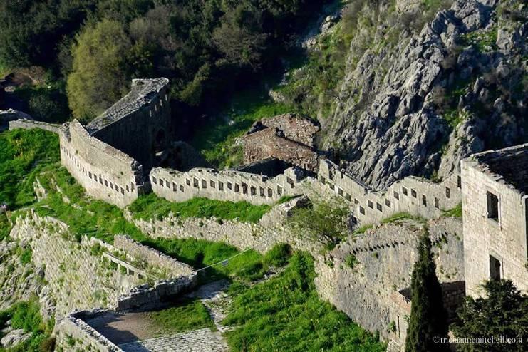 KOTOR (UNESCO) staré město je obklopené středověkými městskými hradbami o délce 4,5 km, výšce až 20