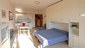 os.: obývací pokoj s rozkládacím gaučem pro 2 osoby a 2 samostatnými rozkládacími lůžky, kuchyňský kout, vlastní sociální zařízení Apt typ B - pro 5 os.