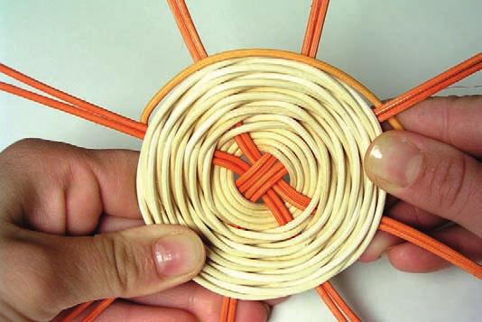 co vytvoříte kolem kříže čtyři kroužky, pokračujte v pletení dvojitou japonskou