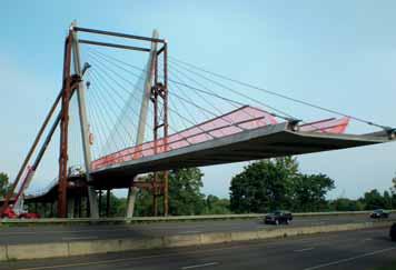 Po předepnutí mostovky byly dobetonovány ztužující stěny pylonu a rektifikovány závěsy. Most byl stavěn v rámci Obamových stimulujících projektů.