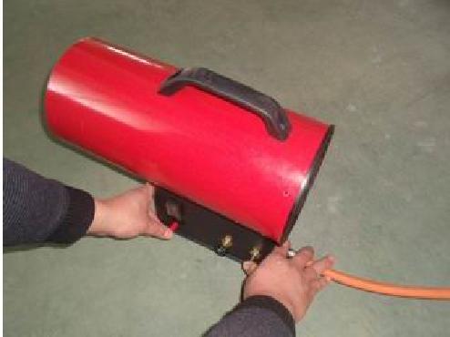 Připojte kabel ohřívače do zásuvky a zapněte vypínač ( 9 obr. 1) do polohy 1 ( obr. 5 ) Po rozběhnutí ventilátoru na plné otáčky, stiskněte pravou rukou tlačítko plyn ( 6 obr.