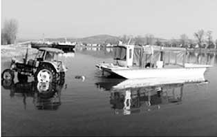 Dne 23. 03. 2015 byla na pfiívozu v Nuãniãkách spu tûna loì Svatá Anna, která byla pfies zimní mûsíce zaparkovaná ve stodole u pana Mare e, kterému za uskladnûní lodû dûkujeme.