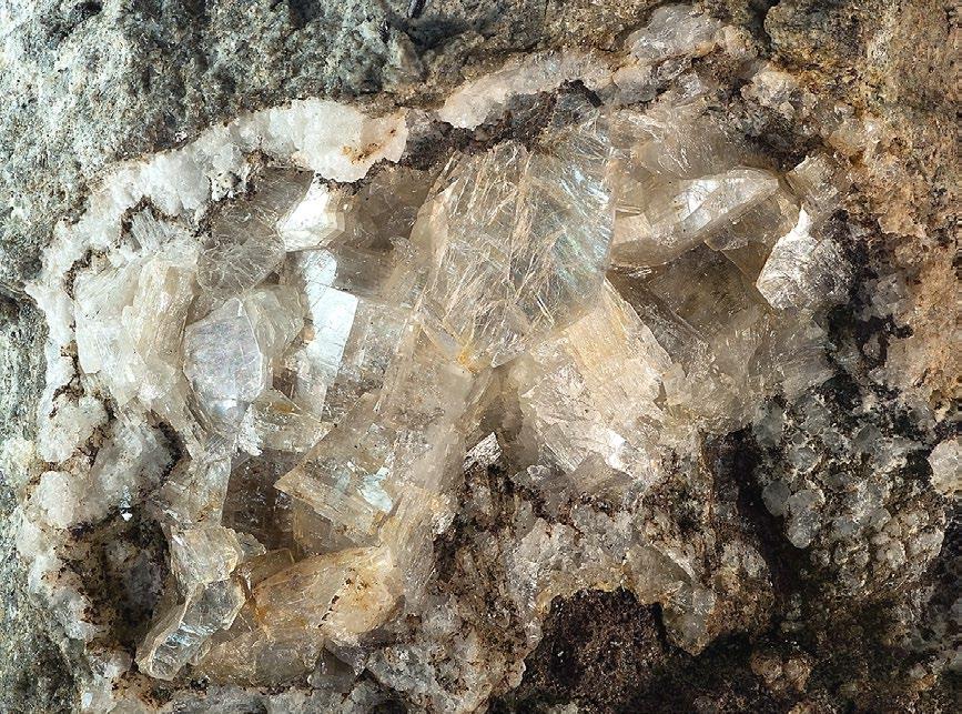 Bull Mineral Petrolog 26, 1, 2018. ISSN 2570-7337 (print); 2570-7345 (online) 105 Obr. 4 Skupina krystalů heulanditu-ca z Milířska. Šířka záběru 25 mm, foto P. Fuchs.