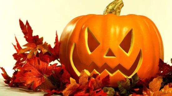 HALOWEEN Halloween je anglosaský lidový svátek, který se slaví 31. října, tedy den před křesťanským svátkem Všech svatých, z jehož oslav se v Irsku vyvinul.