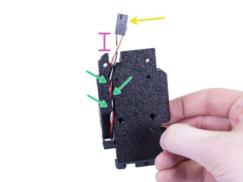 Step 17 Montáž IR-sensor kabelu Vezměte kabel IR senzoru a najděte si konec s menším konektorem.
