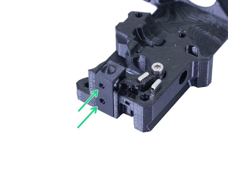 Step 7 Vložení kovové kuličky Vezměte tištěný díl Adapter-printer a vložte do něj kovovou kuličku. Otáčejte kuličkou do všech stran, abyste ověřili její hladký pohyb.
