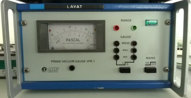 4.4 Vakuometr Pirani VPR 1 (LAVAT) [8] Tento vakuometr slouží k měření totálních tlaků neagresivních plynů a par v rozsahu 10 5 Pa (~ 10 3 torr) až 10-1 Pa (~ 10-3 torr).