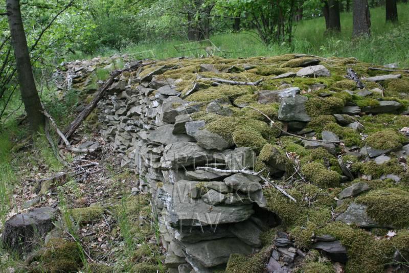 1888; 1887; 1851/1 Je považováno za opevnění z třicetileté války nebo za dělostřelecké okopy z