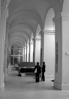 Rampa a hlavní vstup, 2006. Křížová chodba, interiér, 2006. prostorově uvolnit a prezentovat. Pod skleněnou podlahou jsou zde navíc odhaleny základy gotické stavby.