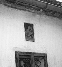 26 PAMÁTKOVÉ ZAJÍMAVOSTI KAUZY Měděný reliéf Madony nad středním oknem uličního průčelí.
