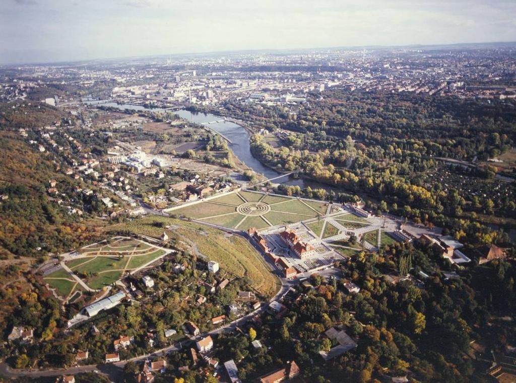 2.3.4 STRUKTURA ZÁSTAVBY A KRAJINY Prostorovou kompozici zástavby města ovlivnila zejména terénní konfigurace.