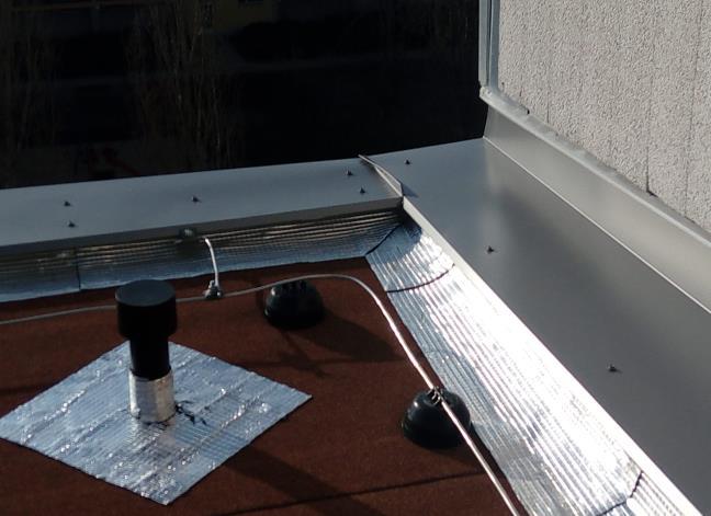 KLEMPÍŘSKÉ KONSTRUKCE U všech okenních výplní otvorů bude instalován nový parapet z poplastovaného plechu tl. min. 0,6 mm v bílé barvě.