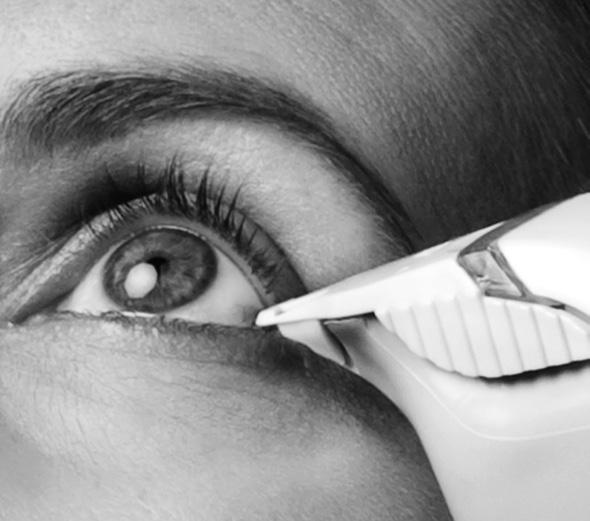 Umístěte hrot pera těsně nad spodní oční víčko. Lehce spusťte pero dolů, dokud se spodní okraj hrotu nedotkne tenké vrstvy vlhkosti mezi očním víčkem a okem. Není nutné je tlačit dovnitř k oku.
