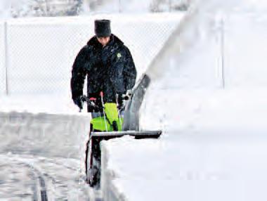 V zimě lze dvoukolové traktory Grillo opatřit sněhovou frézou, zametačem nebo sněhovou radlicí a čistit s nimi sníh ze silnic a ulic.