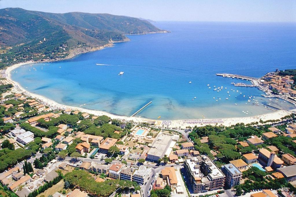 Letovisko Marina di Campo s přístavní promenádou je