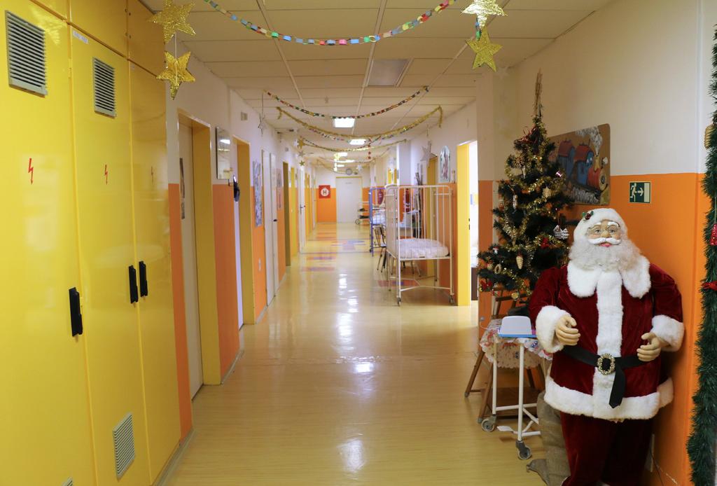 1/19 Chodba dětského oddělení s vánoční výzdobou pro děti, která je jedinou infekční ambulancí zaměřenou výhradně na infekčně nemocné dětské pacienty v Ústeckém kraji.