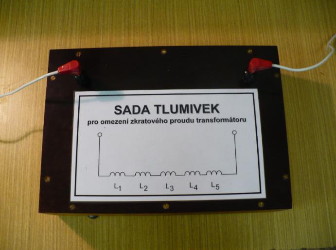 33) několik tlumivek s menší indukčností, protože jsme nesehnali jednu větší. Použité tlumivky byly vymontovány z klasických zářivek a každá z nich má maximální výkon 40 W.