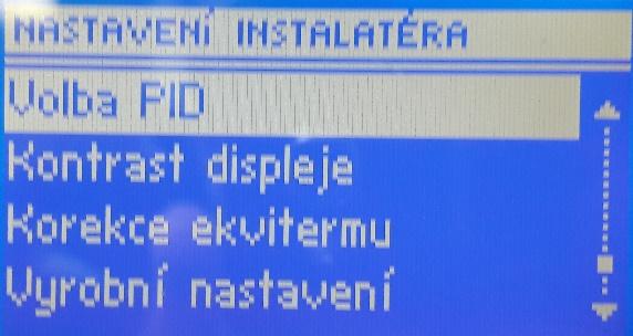 zobrazí doporučení provést kontrolu uzavření dvířek kotle. Pro potvrzení potočte kolečkem do leva a potvrďte. Etapa 3 Na displeji se zobrazí informace: Trvá žhavení zapalovačů.