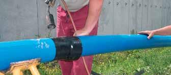 Proto se musí ochranný plášť kolem spoje pevně fixovat na potrubí (začátek trubky nebo spoj, viz obr. 11 a 12). Obr. 11 Obr.