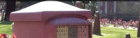 Fig. 110. Un autre modèle d'hôtel à insectes installé dans un parc et colonisé par Osmia cornuta et O. bicornis La spirale aménagée dans le jardin (Fig.