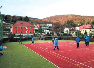 NÁBOR 2019 Chcete pro své dítû první sportovní zku enosti i vy? Pak není nic jednodu ího neï pfiijít na FOTBALOV NÁBOR, kter se v Dolních Zálezlech na umûlé trávû koná v nedûli 7. dubna 2019 od 14.