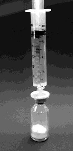 Obrázek 1 7. Přidejte do injekční lahvičky 9 mg/ml (0,9%) injekční roztok chloridu sodného pomalým, stálým stlačováním pístu stříkačky. Filtr a stříkačka nesmí být oddělovány od injekční lahvičky. 8.