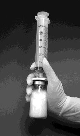 Injekční lahvičkou poté důkladně 1 minutu třeste a udržujte filtr a stříkačku připojeny k injekční lahvičce. Během této doby se samovolně vytvoří lipozomy (obrázek 2). Obrázek 2 10.
