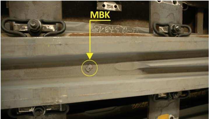 Matematický bod křížení (MBK) je vyznačen značkou na dně žlábku před hrotem srdcovky, viz Obrázek 2.