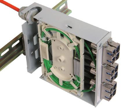 spojkami pro napojení na kabely osazené konektory. Optické spojky typu ST, SC duplex, SC-RJ, LC duplex a E2000 compact mohou být zabudovány do výměnné čelní desky.
