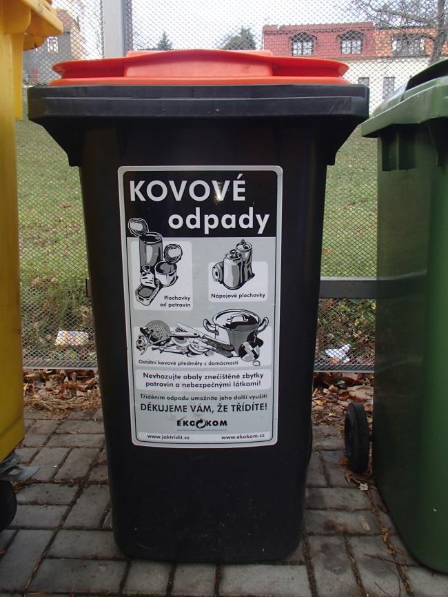 Obrázek 6 Sběrné nádoby na kovy