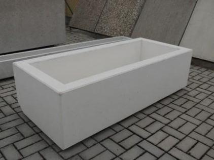Školní kolo 7. ročník 12. SÁZÍME KVĚTINY Zahradní betonový květináč má vnější rozměry (v pořadí výška, šířka, délka) 250 mm 500 mm 1 200 mm. Tloušťka betonu ve všech místech je 5 cm.
