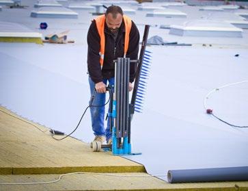 SPRÁVNÝ NÁVRH KONSTRUKCE ZATEPLENÉ PLOCHÉ STŘECHY POŽADAVKY NA KONSTRUKCI PLOCHÝCH STŘECH Při navrhování plochých střech je třeba vycházet z tzv. stavebního zákona (Zákon 183/2006 Sb.