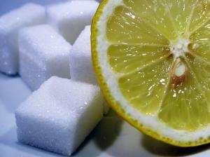 SACHARÓZA VE VÝŽIVĚ - před 200 lety : 0,25 kg/hlavu/ročně - dnes: 40kg/hlavu/ročně Důvod: sladká chuť velmi žádaná Nevýhoda: - koncentrovaný zdroj
