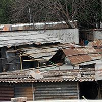 Informace o slumu Čalantika: 1) Jak se žije ve slumu Čalantika Tvoří ho jednoduché příbytky z plechu spojené bambusovým lešením, které stojí ve vodě.