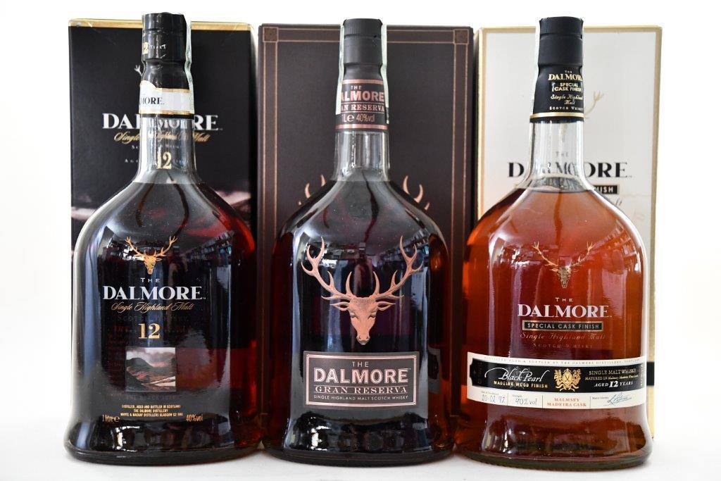 Tyhle tři staré kousky, všechny o objemu 1L, už jen tak neuvidíte. Nutno podotknout, že se na aukcích objevují jen velmi zřídka. Dalmore 12yo Black Pearl Dvanáctiletý kousek, destilovaný 20.02.