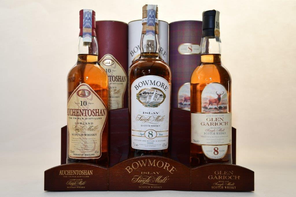 Bowmore 8yo 40% Aukční cena: 2500,- Auchentoshan 10yo 40% Aukční cena: 1700,- Glen Garioch 8yo 40% Aukční cena: 1700,- Cena samotného podstavce na aukci: 600,- Naše vyvolávací cena: 4000,- Foto: