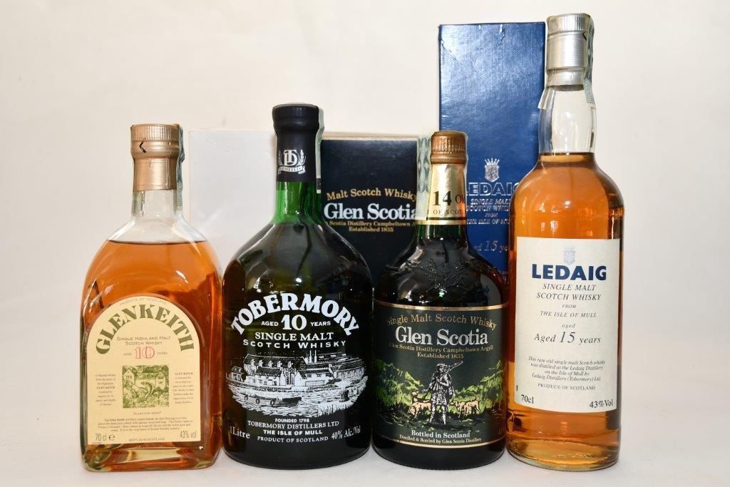Foto: zleva položka č.3, položka č.4, položka č.9, položka č.8 Položka č.5 Mackinlay s Rare Old Highland Whisky Pokud máte rádi whisky s příběhem, tak tuhle láhev zřejmě nic netrumfne.