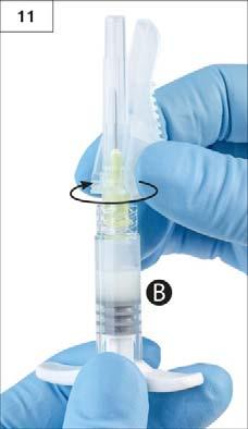 Držte stříkačku B ve svislé poloze a zároveň přidržujte bílý píst, abyste zabránili ztrátě přípravku. Stržením zadního papírového štítku otevřete kontejner s bezpečnostní jehlou a jehlu vyjměte.