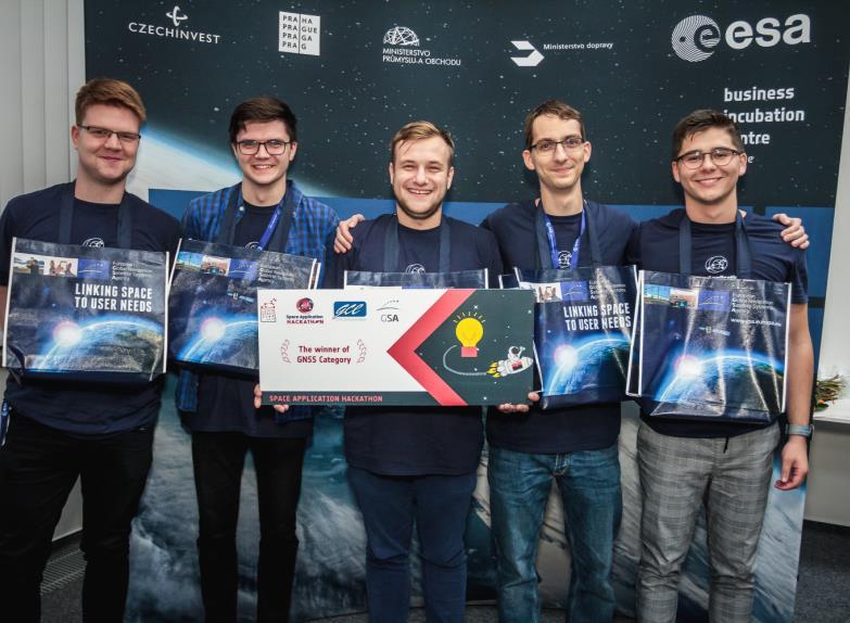 ÚSPĚCHY STUDENTŮ Studenti FIT se pravidelně umisťují na předních příčkách v soutěžích o nejlepší závěrečné práce, hackathonech a dalších Future of the IoT