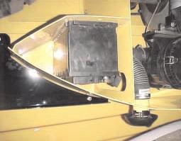 3.2 - ELEKTRICKÝ OKRUH Pro řízení a spouštění spalovacího motoru potřebný proud je dodáván akumulátorem 12 V (foto 2). Foto 1 Foto 3 Foto 2 3.3 - BEZPEČNOSTNÍ ZAŘÍZENÍ 3.3.1 Výčet