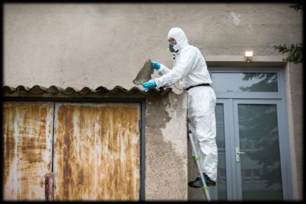 V České republice je používání azbestu regulováno zákonem o chemických látkách (uvádění do oběhu, na trh nebo používání asbestových vláken je zakázáno), přesto se s těmito minerály setkáváme v řadě