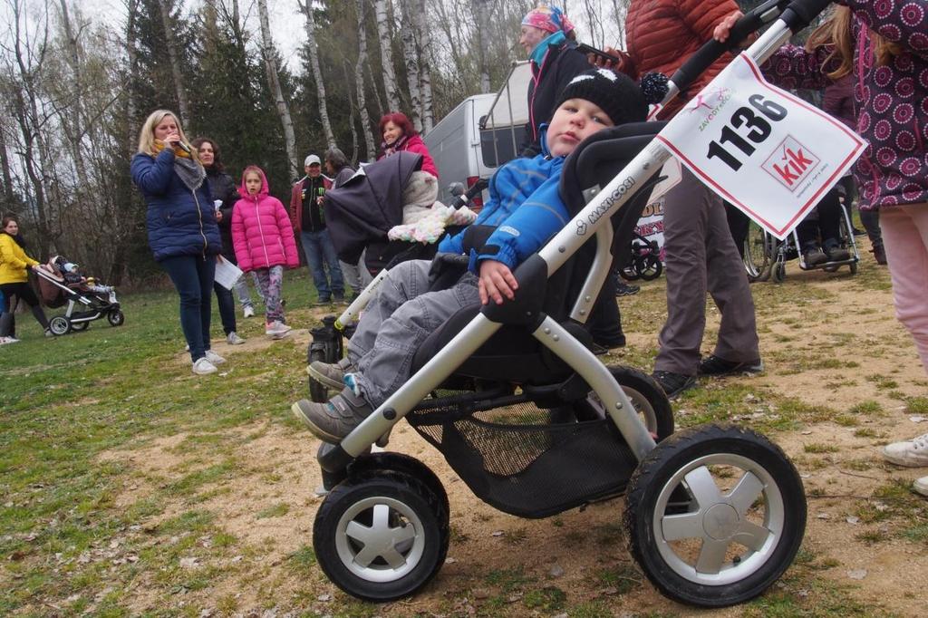 14. 4. 2019 Letos se v České republice konal již 8. ročník závodů kočárků ve sportovní chůzi neboli strollering. Dle pravidel se soutěžilo ve třech kategoriích: maminky, tatínkové a rodiny.