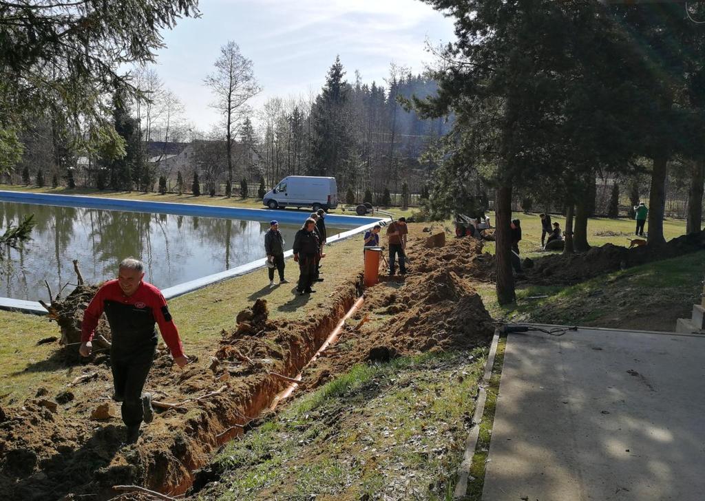 30. 3. 2019 Uskutečnila se z dalších plánovaných brigád našeho sboru. Hlavním úkolem bylo zajistit odvodnění dešťové vody z krytého parketu kanalizačními trubkami do nedalekého koupaliště.