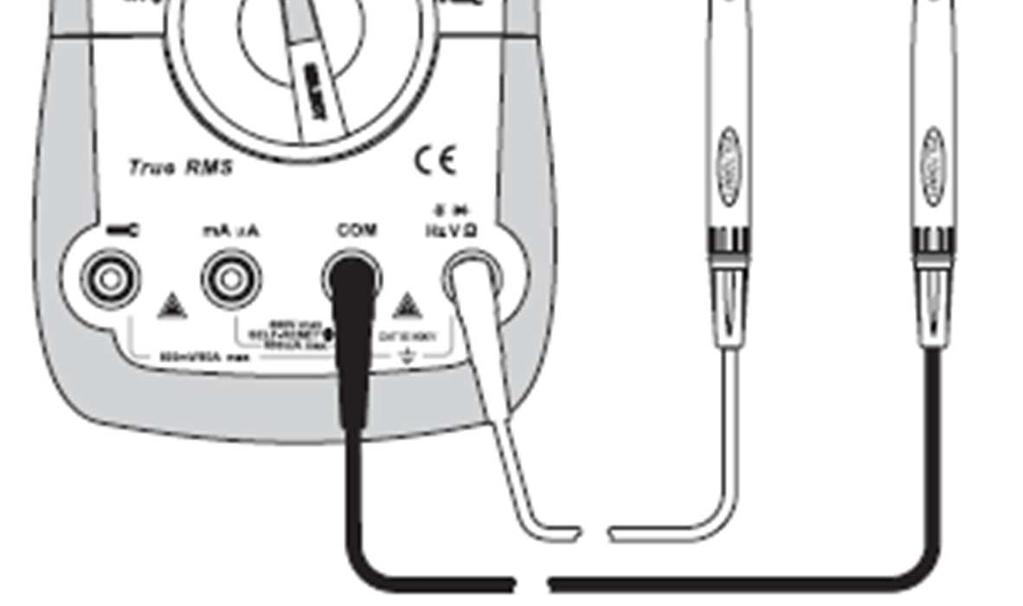 - V případě měření při nízké impedanci (<600 Ω) stiskněte a cca 1 sekundu podržte tlačítko REL (C), když jsou měřicí sondy pod zkratem, aby se do následného měření odporu nepromítla impedance