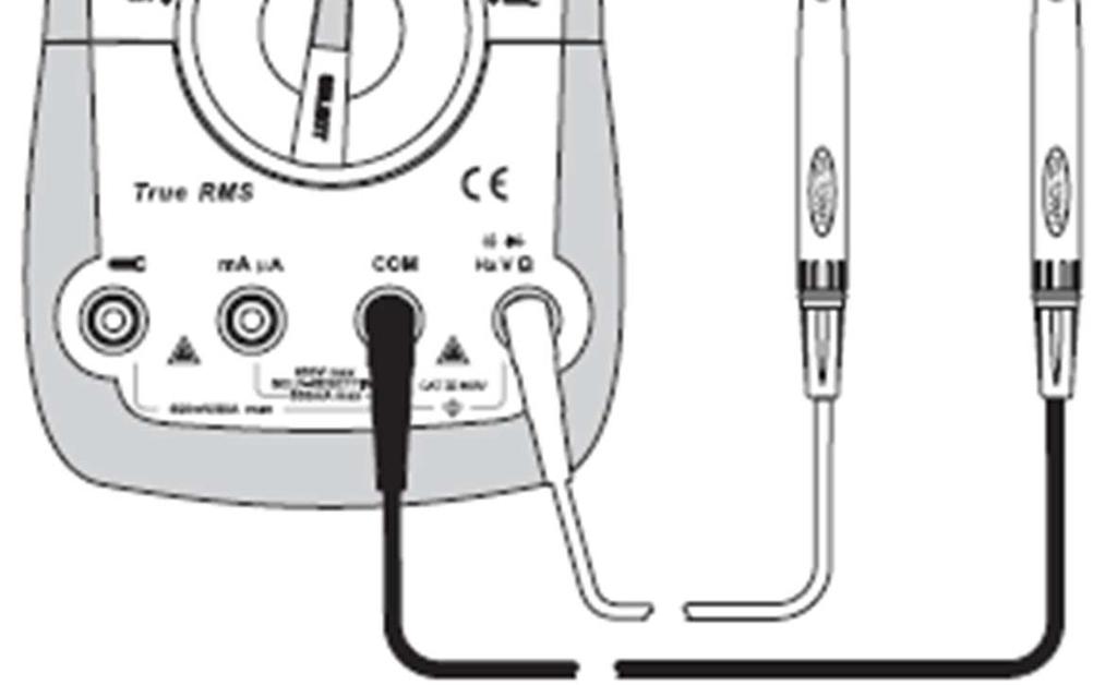 Protože měřící vstup DMM je velmi citlivý, může se stát, že i při volně položených měřících kabelech (bez přiložení hrotů ke kontaktům kondenzátoru) se na displeji přístroje zobrazí nějaká naměřená