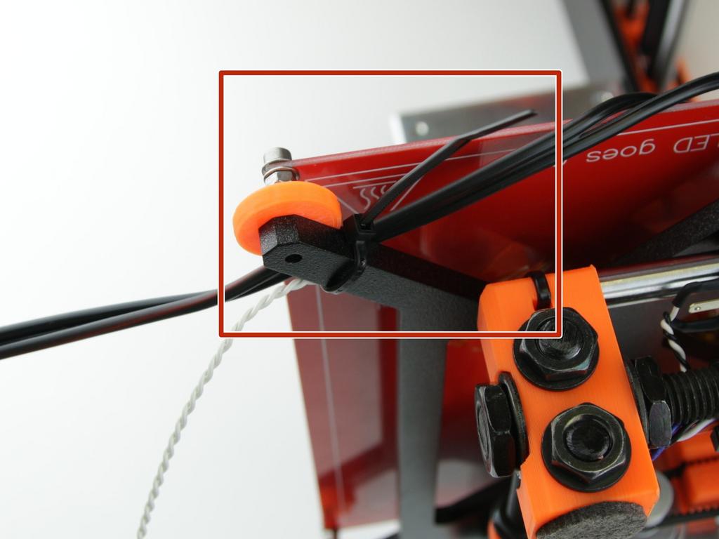 Povšimněte si, že kabely od osy X jsou protažené mezi krytem a rámem tiskárny v místě výřezu.