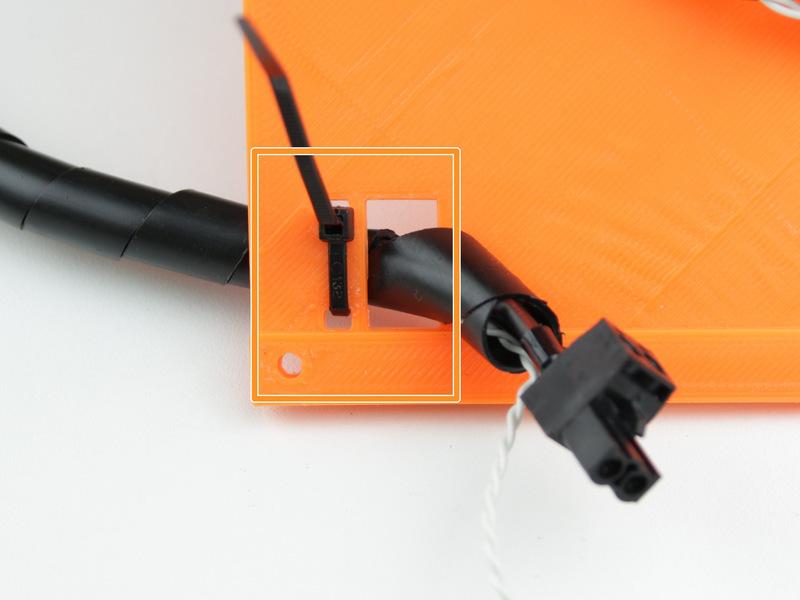 Podle obrázku uchyťte kabely od vyhřívané podložky extruderu ke krytu elektroniky