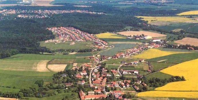 Občanská vybavenost a okolí Lokalita naší výstavby je velmi klidná a výhradně rezidenční v sousedství luxusní domů s velkými pozemky. Vzdálenost od hranice Prahy je pouze 10km.